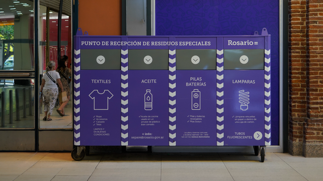 Los contenedores violetas reciben aceite vegetal usado en botellas de plástico, además otros residuos..
