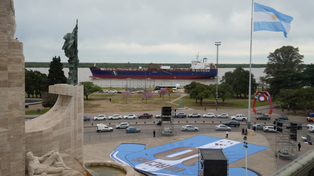 Un gracias gigante y una camiseta para Messi: la sorpresa que apareció en el Monumento