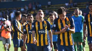 De terror. Marco Ruben, el capitán canalla, sufre la goleada junto al chileno Parot y el Pachi Carrizo.&nbsp;