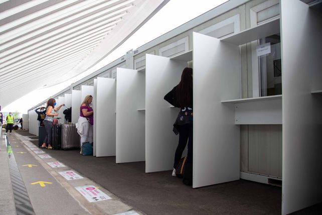 Puestos de testeos PCR en Ezeiza. Un mejor control del aislamiento de los arribados permitiría aumentar los ingresos