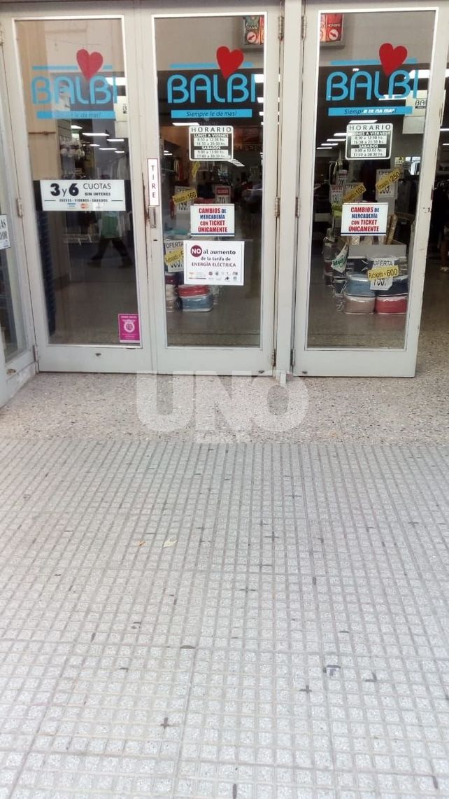Con carteles en las vidrieras, los comercios santafesinos se quejan de las tarifas eléctricas