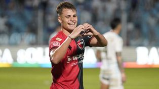 La felicidad del pibe Mateo Silvetti, el héroe de Newells ante Atlético Tucumán.