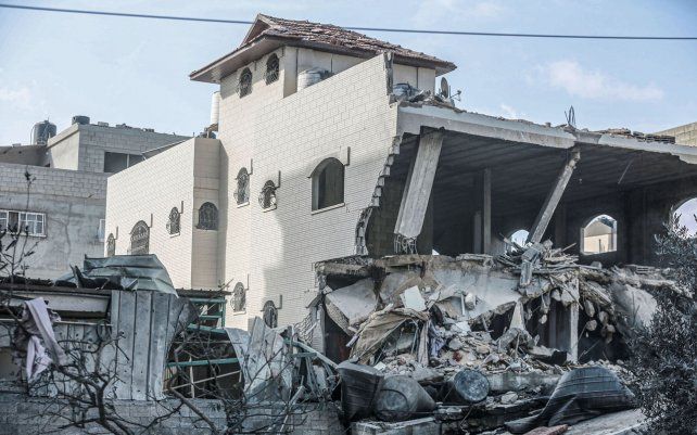Un edificio de apartamentos colapsado después de que fuera blanco de un ataque aéreo israelí esta mañana, en medio de la escalada de violencia israelí-palestina.