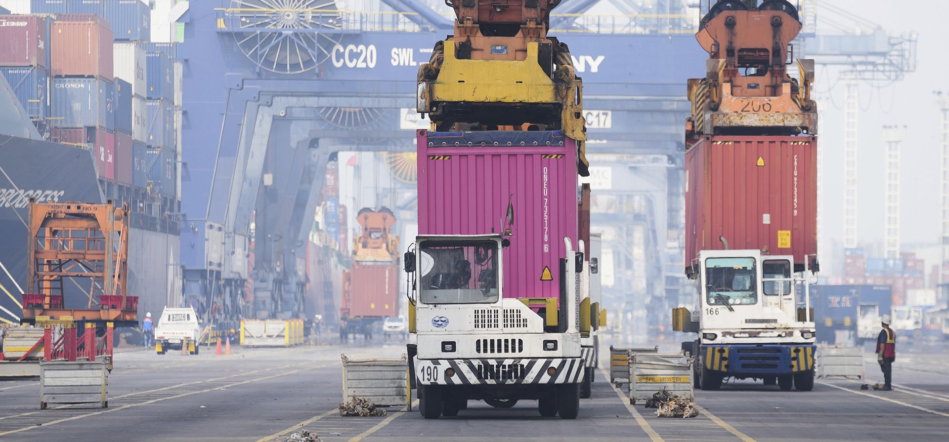 Grúas descargan contenedores de camiones en la Terminal Internacional de Contenedores de Yakarta (JICT) en el puerto de Tanjung Prior en Yakarta, Indonesia, el viernes 11 de abril de 2025. (Foto AP/Tatan Syuflana) Grúas descargan contenedores de camiones en la Terminal Internacional de Contenedores de Yakarta (JICT) en el puerto de Tanjung Prior en Yakarta, Indonesia, el viernes 11 de abril de 2025. (Foto AP/Tatan Syuflana)
