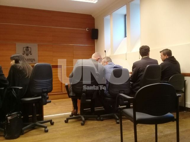 En la Sala. Los dos imputados junto a sus respectivos abogados.&nbsp;