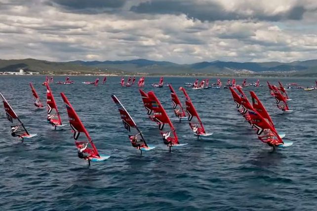 Las regatas, que habían sido suspendidas el domingo por falta de viento, se corrieron ayer. Francisco Saubidet Birkner está 17º  entre los caballeros y Chiara Ferretti está 20º entre las damas.