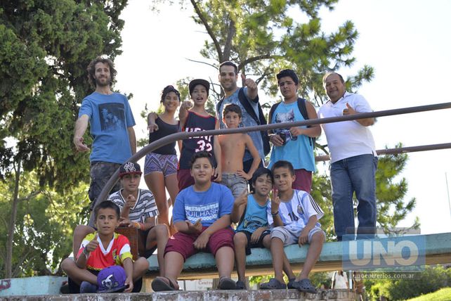 Adelantados. Los músicos junto a los chicos del barrio y el encargado del escenario Linares Cardozo.    Foto UNO/Mateo Oviedo