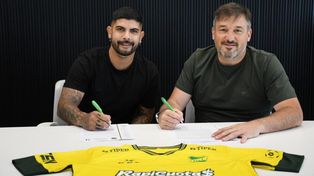 Ever Banega, en el momento de firmar su contrato con Defensa y Justicia. El ex-Newells jugará en el Halcón un año.&nbsp;