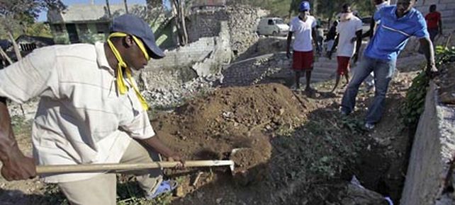 En medio de los temblores Hait&iacute; entierra a miles de sus muertos