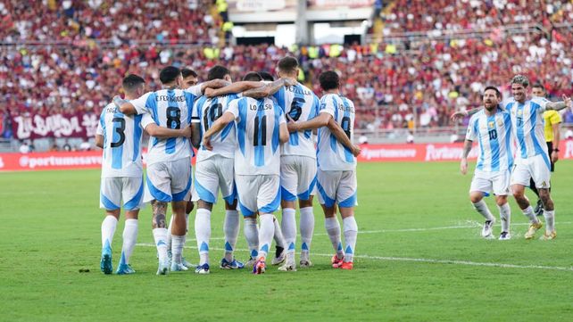La selección nacional jugó ante Venezuela en un campo de juego con agua y se fue con un empate.
