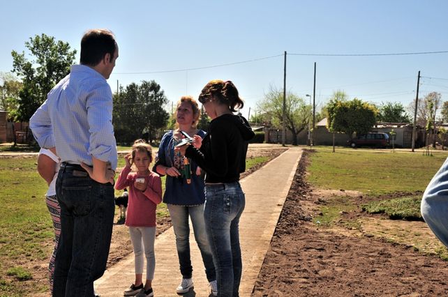 Vecinos de Coronel Dorrego esperaron la primavera plantando flores