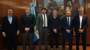 El gobernador de Santa Fe, Maximiliano Pullaro, y tres de sus ministros se reunieron con el ministro de Economía de la Nación, Luis Caputo.&nbsp;