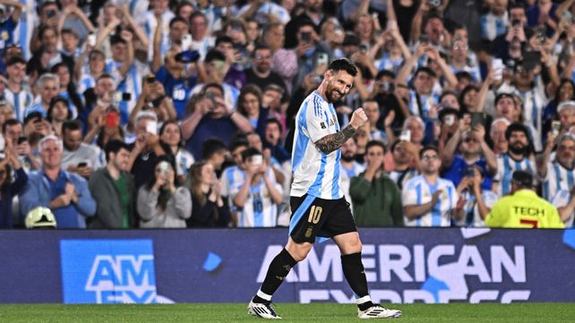 Lionel Messi y el público que lo idolatra en el Monumental