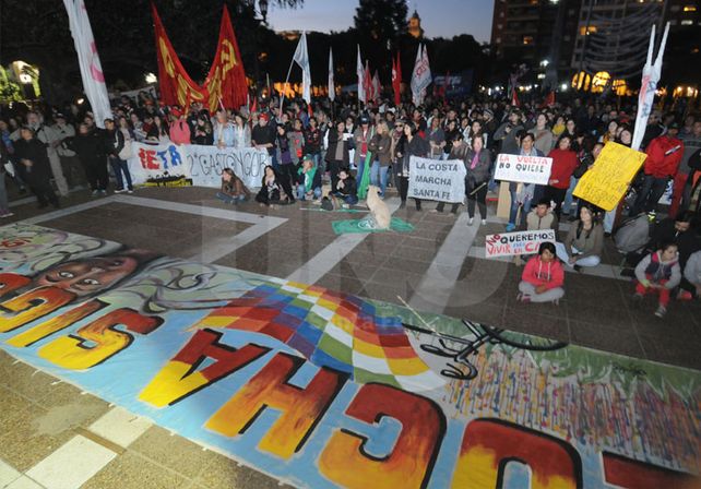 Viva la memoria. Cientos de santafesinos se reunieron en la Plaza de Mayo para exigir justicia. UNO de Santa Fe/José Busiemi