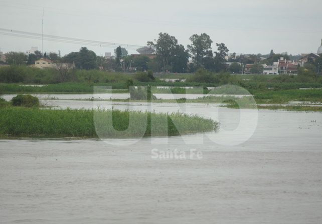 Por las lluvias de los últimos días siguen de cerca el nivel del Salado