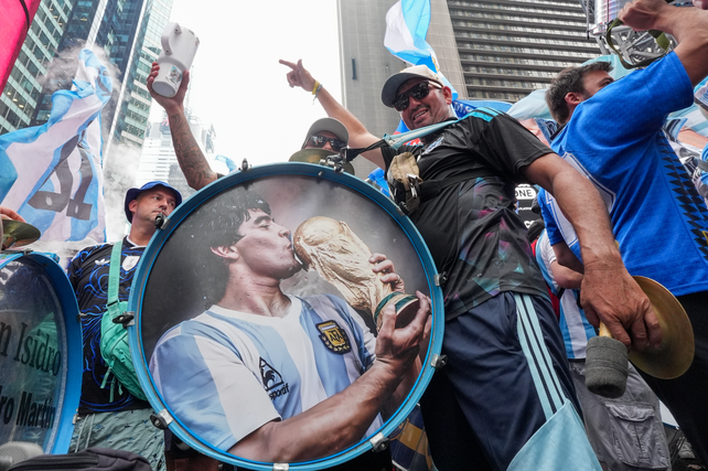 Miles de argentinos se congregaron en el Times Square neoyorquino para realizar el banderazo previo a la final.