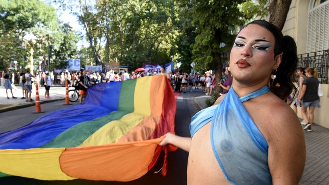 Marcha antifascista: cierre multitudinario con el Monumento a la Bandera de fondo