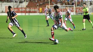 Por afuera. Alexis Ekkert intentó desnivelar con un par de escaladas.&nbsp;