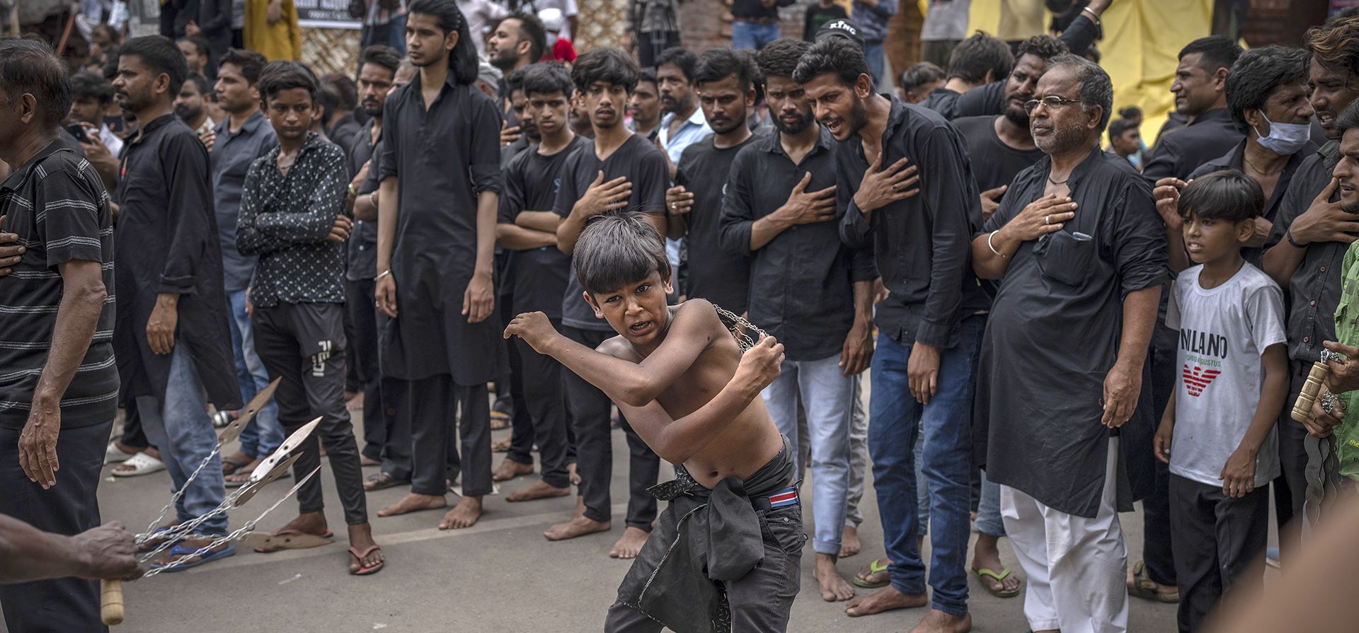 Un joven musulmán chiíta se flagela a sí mismo durante una procesión de Ashura en Nueva Delhi, India, el martes 9 de agosto de 2022. Ashura es el décimo día de Muharram, el primer mes del calendario islámico, observado en todo el mundo en recuerdo del martirio del Imam Hussein, nieto del profeta Mahoma.