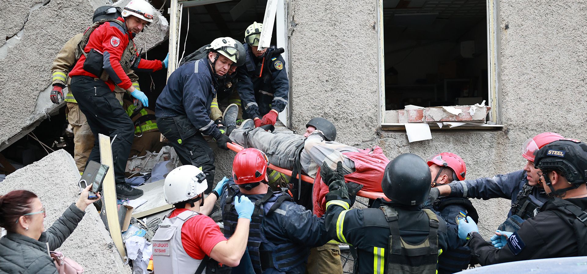 Trabajadores de rescate evacuan a un hombre herido de un edificio residencial destruido por un ataque aéreo ruso en Zaporizhzhia, Ucrania, el miércoles 14 de octubre de 2026. (Foto AP/Kateryna Klochko) Trabajadores de rescate evacuan a un hombre herido de un edificio residencial destruido por un ataque aéreo ruso en Zaporizhzhia, Ucrania, el miércoles 14 de octubre de 2026. (Foto AP/Kateryna Klochko)