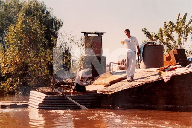 Una canoa de chapa y un remo para sobrevivir el avance del río