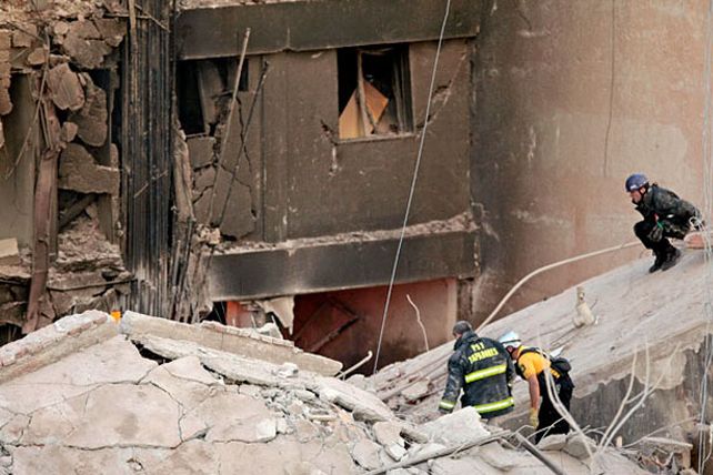 Continúa la búsqueda de los desaparecidos en Rosario luego del derrumbe de un edificio por un escape de gas