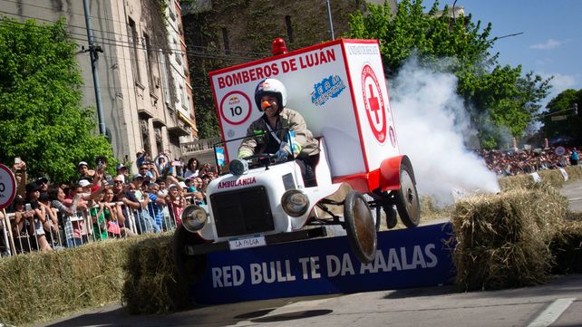 Los bomberos ganaron la Carrera de Autos Locos en Buenos Aires