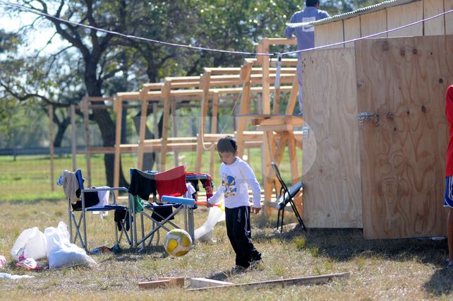 Creciente del Paraná: la Municipalidad construye más módulos