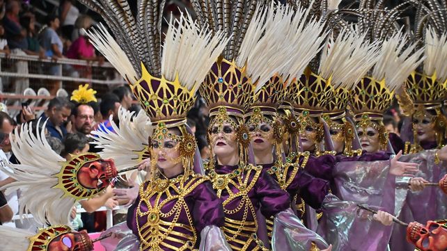 Gran asistencia en el corsódromo de Gualeguaychú. Tercera noche de El Carnaval del País al ritmo de Marí Marí