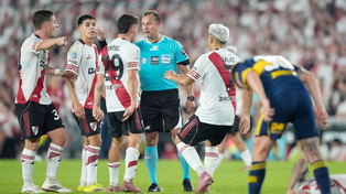 Darío Herrera, árbitro del superclásico, recibe la protesta de los jugadores de River por un penal no sancionado.