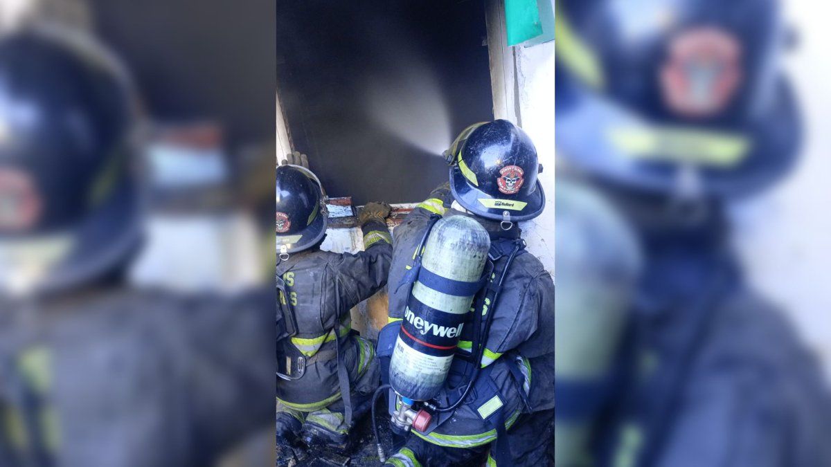 Una mujer de 75 años murió en un incendio mientras su hijo intentaba ...