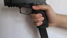 Pistola 9 milímetros con cargador de metra. Un arma modificada para disparar en una ráfaga. Pistola 9 milímetros con cargador de metra. Un arma modificada para disparar en una ráfaga.