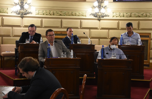 El senador Hugo Rasetto sesion&oacute; con barbijo ante la llegada de la pandemia por coronavirus a la provincia.