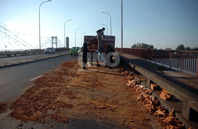 Un camión perdió la mitad de la carga sobre el Puente Oroño Un camión perdió la mitad de la carga sobre el Puente Oroño