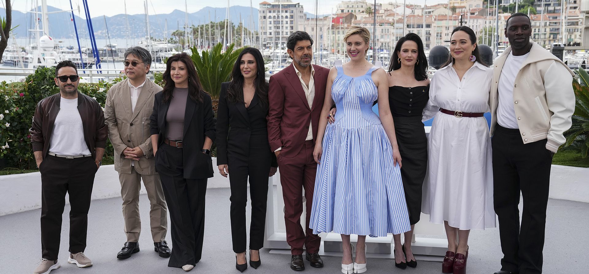 La presidenta del jurado, Greta Gerwig, cuarta desde la derecha, posa con los miembros del jurado J.A. Bayona, de izquierda a derecha, Juan Antonio Bayona, Kore-eda Hirokazu, Hirokazu Kore-eda, Ebru Ceylan, Nadine Labaki, Pierfrancesco Favino, Eva Green, Lily Gladstone y Omar Sy durante la sesión fotográfica del jurado en el 77º festival internacional de cine de Cannes , sur de Francia, martes 14 de mayo de 2024. (Foto de Scott Garfitt/Invision/AP)