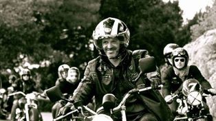 Roberto Bonano despunta la pasión de las motos cuando el fútbol se lo permite.