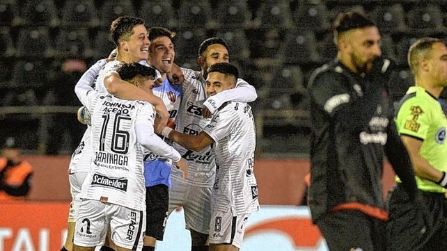 Ramón Ábila erró la mitad de los penales que ejecutó en su carrera. Esta vez le tocó con la camiseta de Colón.