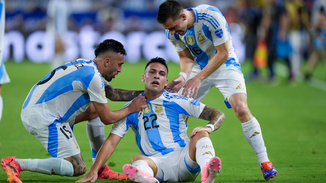 Lautaro Martínez celebra el gol que le dio el título a la selección argentina con Nico González y Gio Lo Celso.
