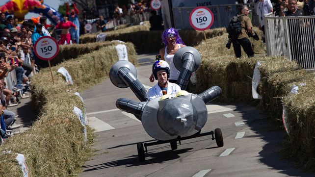 Los bomberos ganaron la Carrera de Autos Locos en Buenos Aires