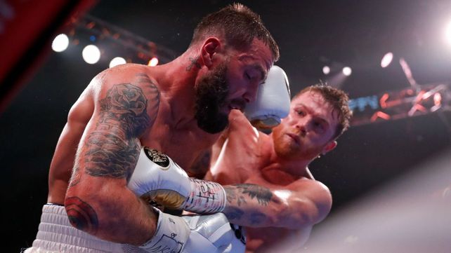 Canelo Álvarez noqueó a Caleb y es rey absoluto de los supermedianos