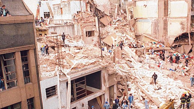 25 años. El atentado a la Amia produjo personas 85 muertas y 300 heridas.