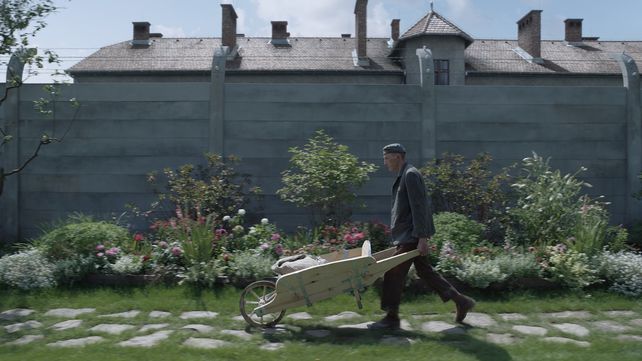Un macizo de flores en un jardín con pileta marca el límite entre dos mundos.