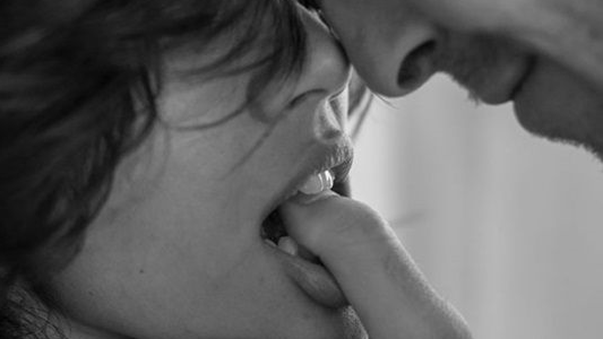 Ласкает пальцами и языком. Девушка кусает. Женщина целует мужчину в живот. Девушка облизывает. Целует живот девушке.