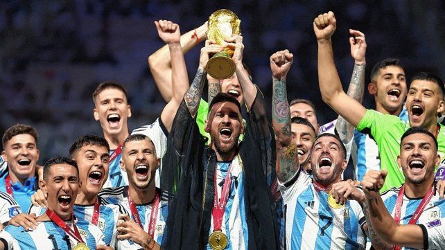 La imagen perfecta se registró hace un año: Lionel Messi levantando la Copa del Mundo.