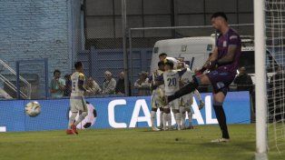 Arriba Central. Los futbolistas canallas celebran uno de los tantos en la victoria ante Estudiantes de Río Cuarto.