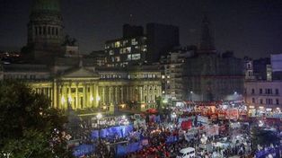 Masiva marcha frente al Congreso contra los tarifazos