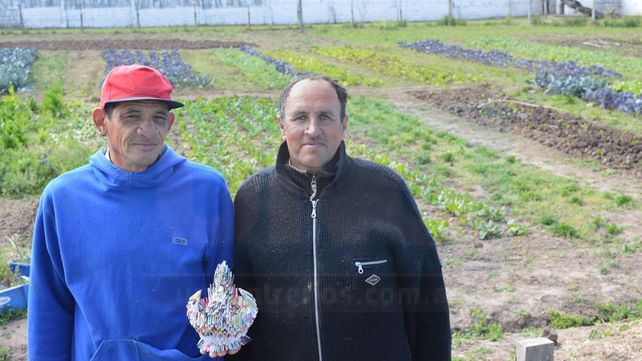 Dos internos y detrás la huerta de la UP&nbsp;