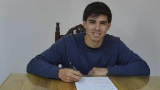 Alejandro Leiva firmando su contrato con Patronato.