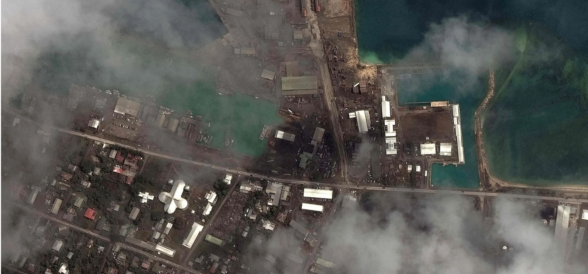 Las imágenes satelitales combinadas muestran las instalaciones portuarias en Nukualofa, la capital de Tonga, antes y después de la erupción. Fotografía: Imagen satelital ©2022 Maxar Tech/AFP/Getty Images