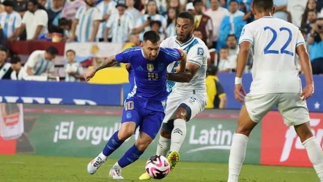Argentina venció 4 a 1 a Guatemala con dobletes de Messi y Lautaro